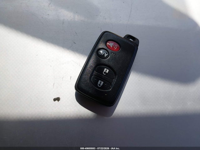 2010 Toyota PRIUS III — миниатюра 11