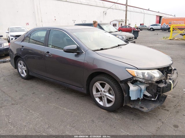 2014 TOYOTA CAMRY SE