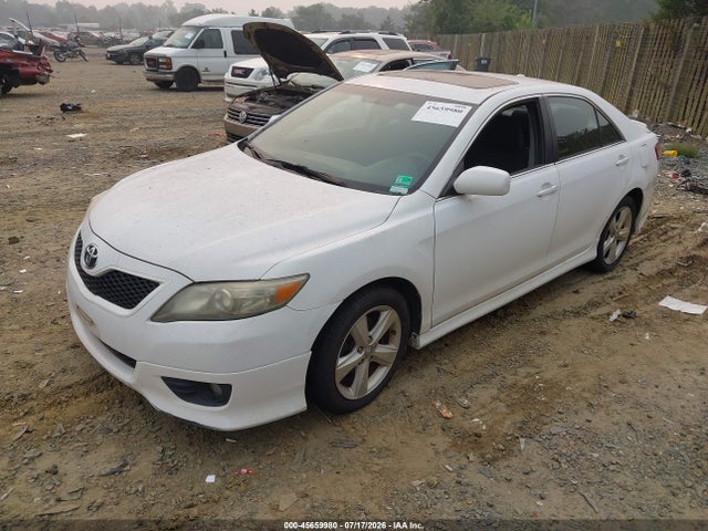 2011 Toyota CAMRY SE photo 2