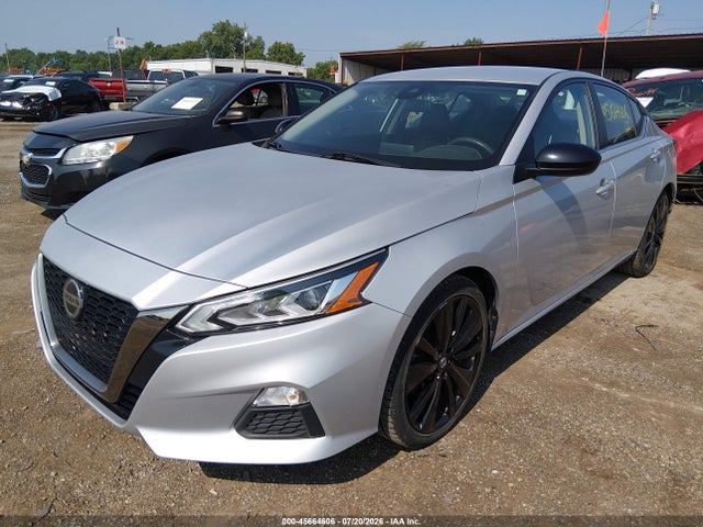 2022 Nissan ALTIMA SR FWD photo 2