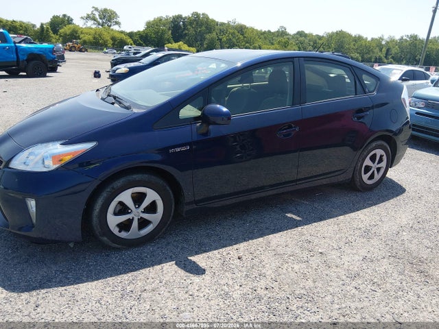 2015 Toyota PRIUS THREE photo 2
