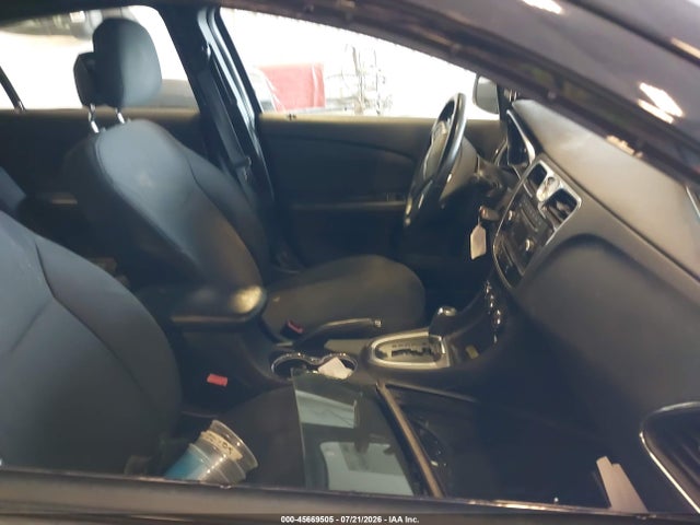 2012 Chrysler 200 TOURING photo 5