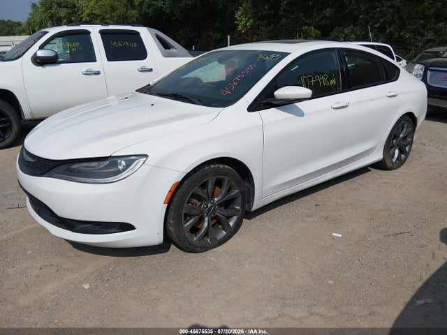 2015 Chrysler 200 S — фото 2