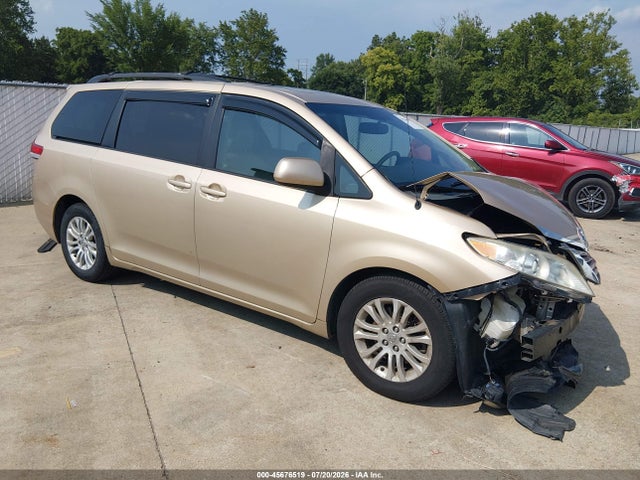 2012 TOYOTA SIENNA XLE V6 8 PASSENGER