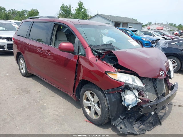 2013 TOYOTA SIENNA LE V6 8 PASSENGER