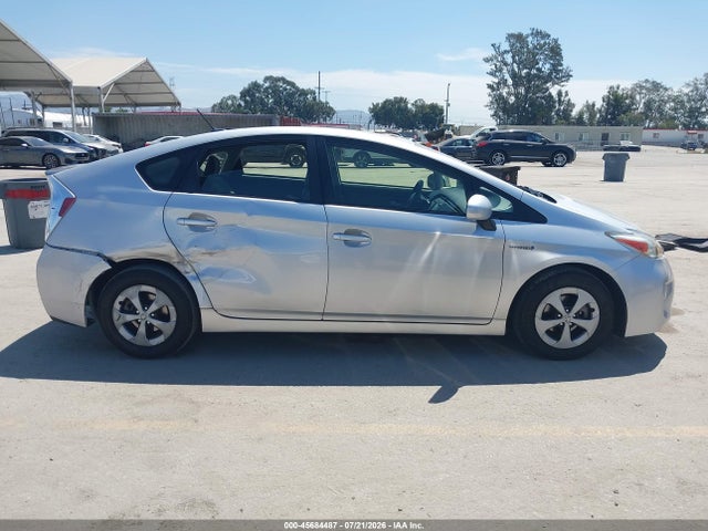 2015 Toyota PRIUS THREE — миниатюра 13