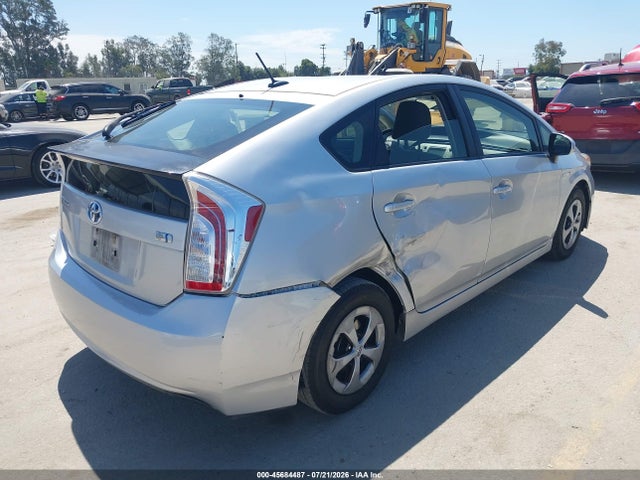 صورة 4 لـ 2015 Toyota PRIUS THREE