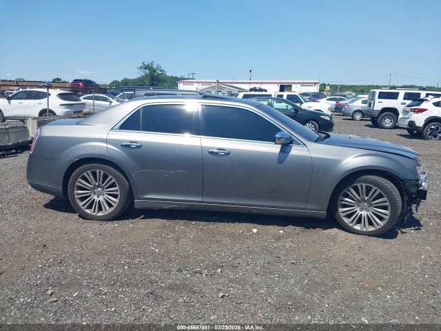 2011 Chrysler 300C — фото 13