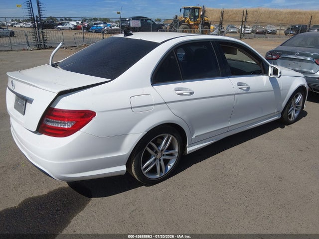 صورة 4 لـ 2014 Mercedes-BENZ C 250 SPORT