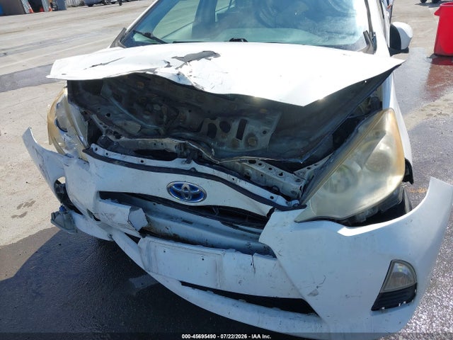 صورة 19 لـ 2013 Toyota PRIUS C ONE