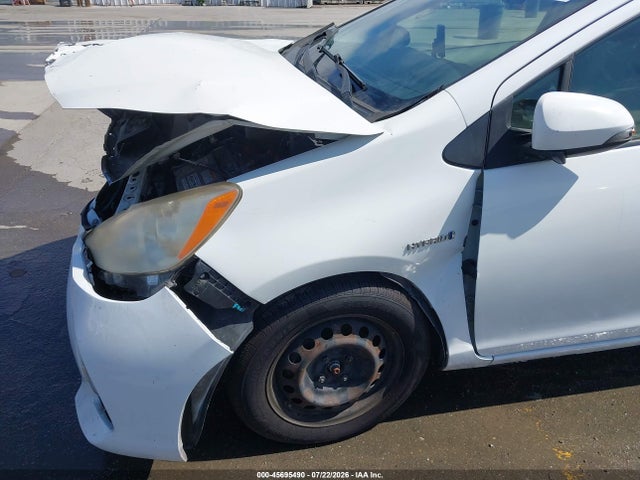 صورة 21 لـ 2013 Toyota PRIUS C ONE