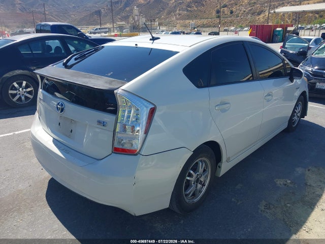 2010 Toyota PRIUS III — фото 4