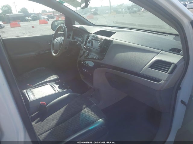 2013 TOYOTA SIENNA SE 8 PASSENGER