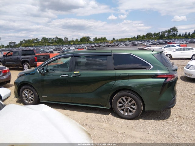 2021 TOYOTA SIENNA XLE 14