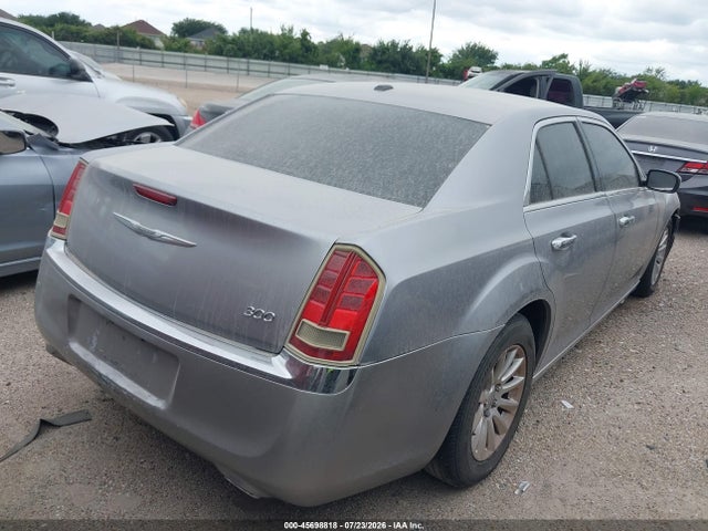 صورة 4 لـ 2013 Chrysler 300 MOTOWN