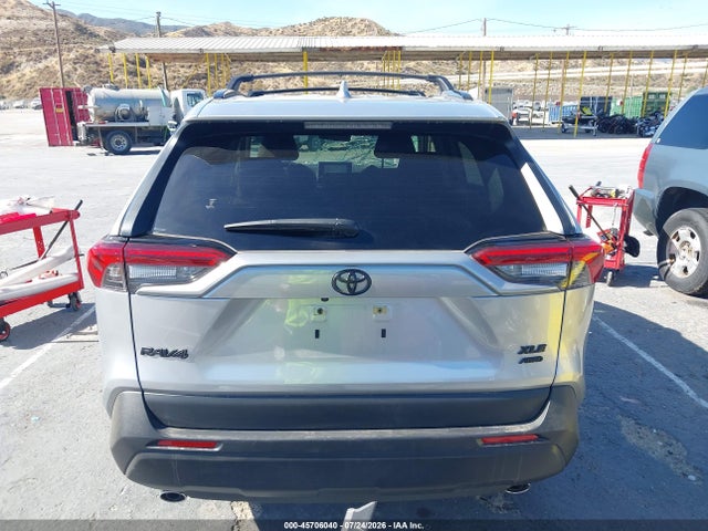 2025 TOYOTA RAV4 XLE 17