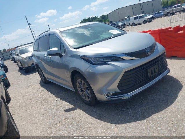 2023 TOYOTA SIENNA XLE