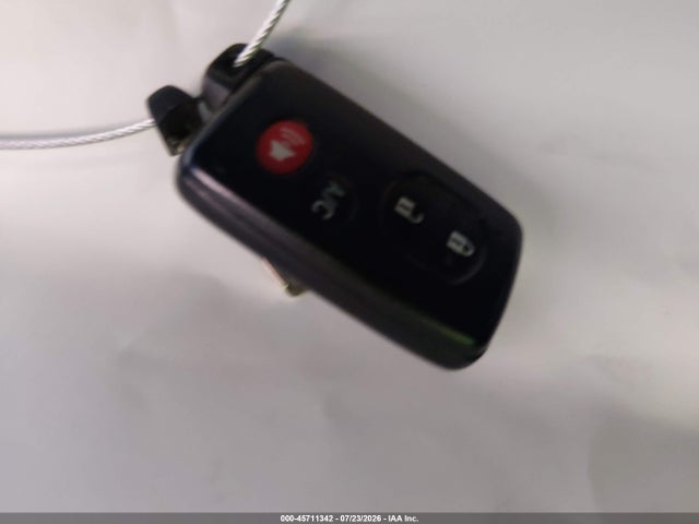 2010 Toyota PRIUS III — миниатюра 11