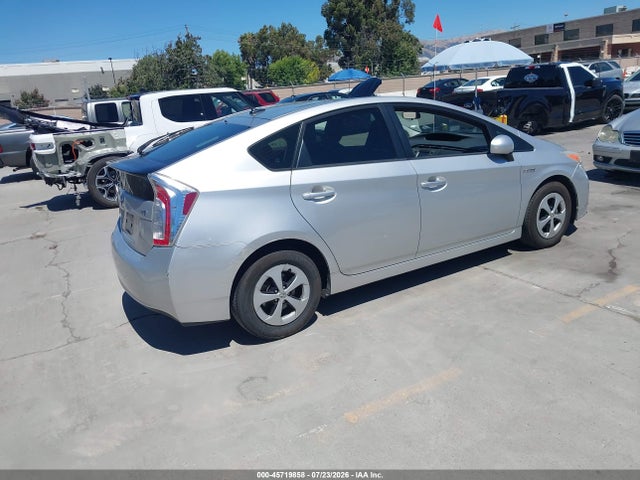 صورة 4 لـ 2014 Toyota PRIUS THREE
