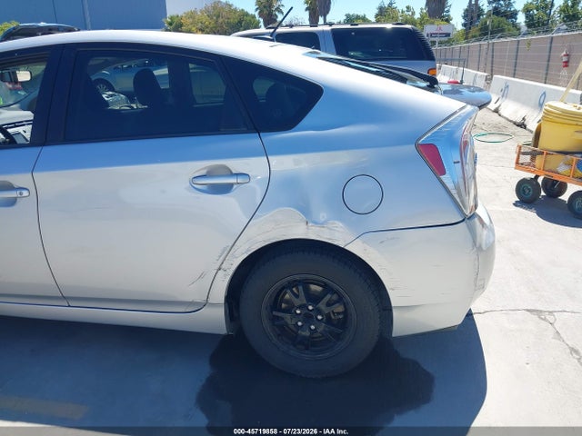 صورة 6 لـ 2014 Toyota PRIUS THREE