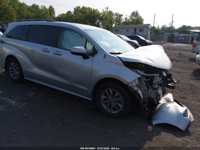 2022 TOYOTA SIENNA LE