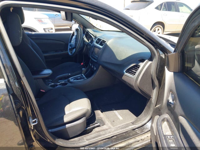 2013 Dodge AVENGER SE photo 5