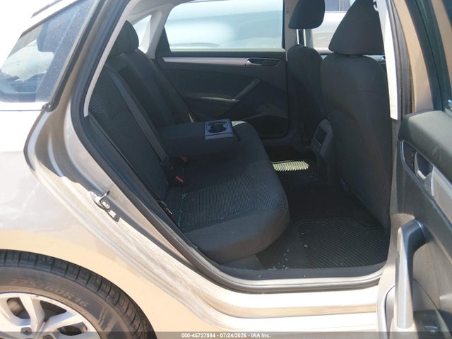 2016 Volkswagen PASSAT 1.8T S — фото 8