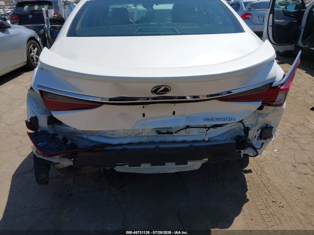 صورة 6 لـ 2023 Lexus ES 300H ULTRA LUXURY