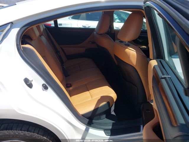 صورة 8 لـ 2023 Lexus ES 300H ULTRA LUXURY