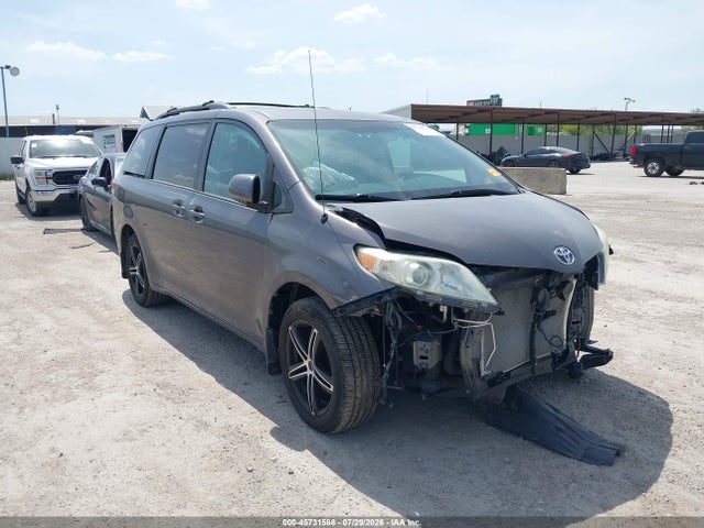 2011 TOYOTA SIENNA XLE