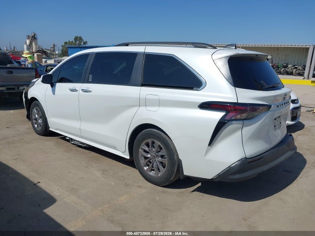 2023 TOYOTA SIENNA XLE 3