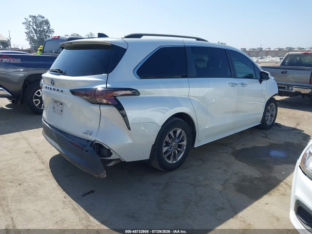 2023 TOYOTA SIENNA XLE 4