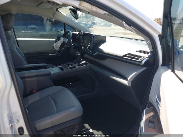2023 TOYOTA SIENNA XLE 5