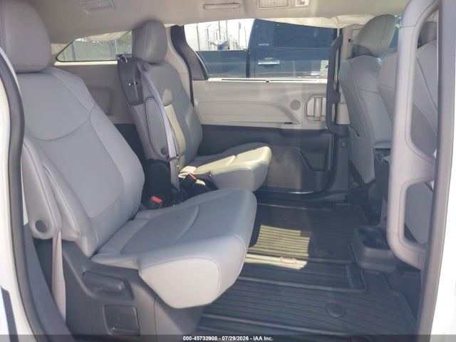 2023 TOYOTA SIENNA XLE 8