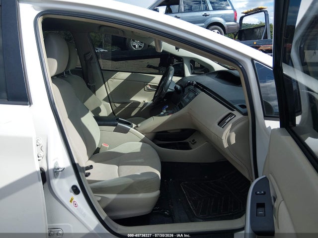 صورة 5 لـ 2014 Toyota PRIUS THREE