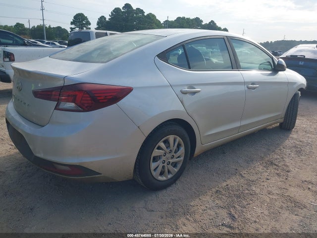 2019 HYUNDAI ELANTRA SE 4