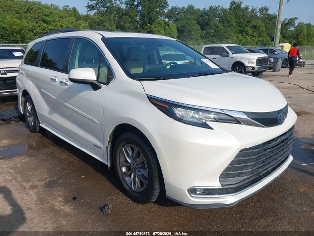 2021 TOYOTA SIENNA XLE