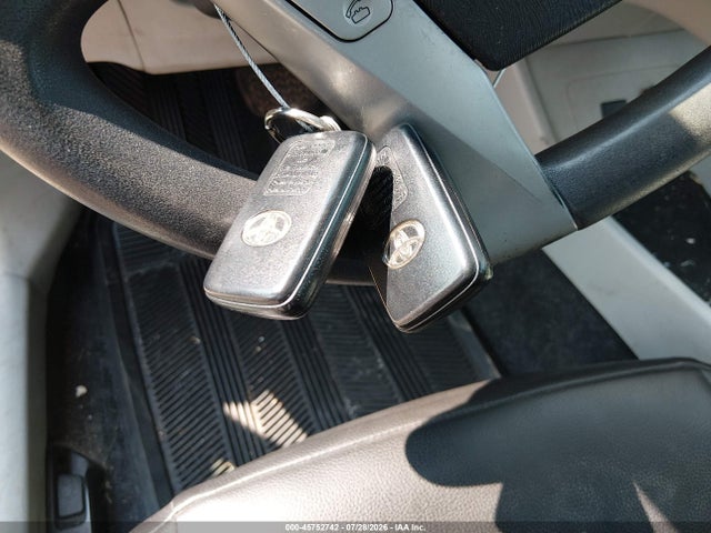 2012 Toyota PRIUS TWO — миниатюра 11