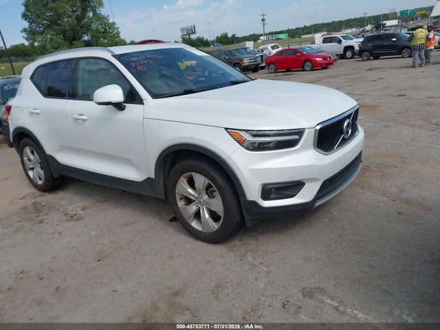 2022 VOLVO XC40 T4 MOMENTUM