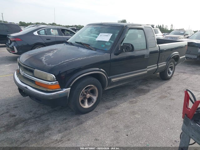 2001 Chevrolet S-10 LS photo 2
