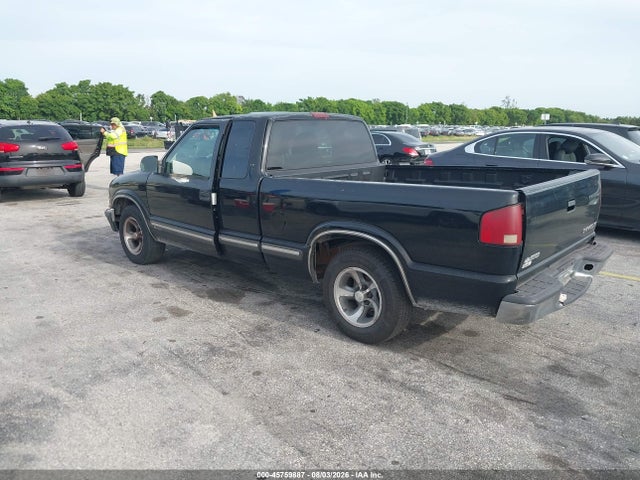 2001 Chevrolet S-10 LS photo 3