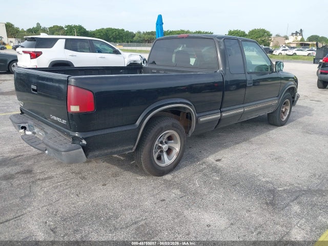 2001 Chevrolet S-10 LS photo 4