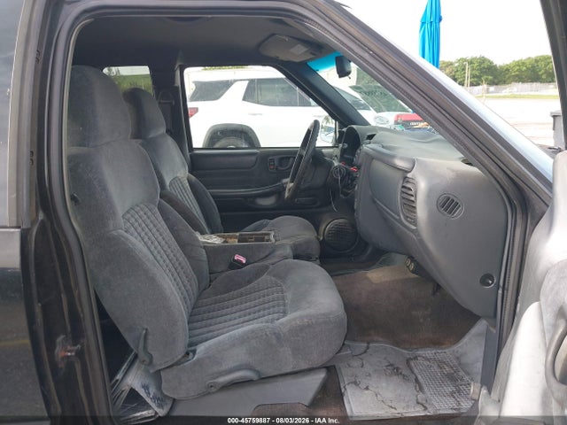 2001 Chevrolet S-10 LS photo 5