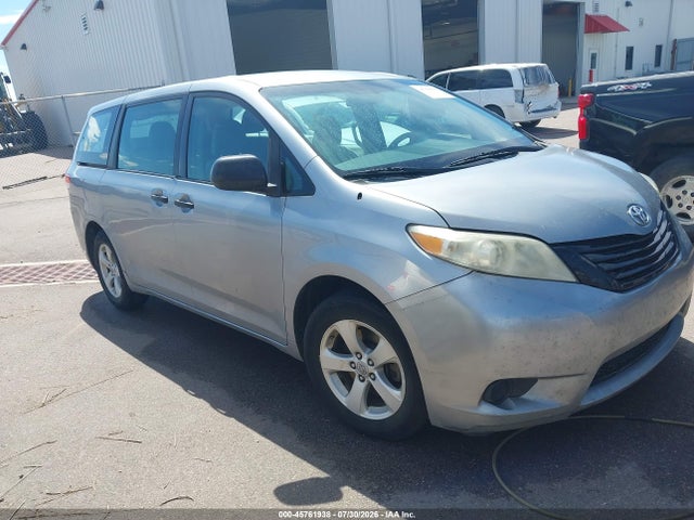 2011 TOYOTA SIENNA 