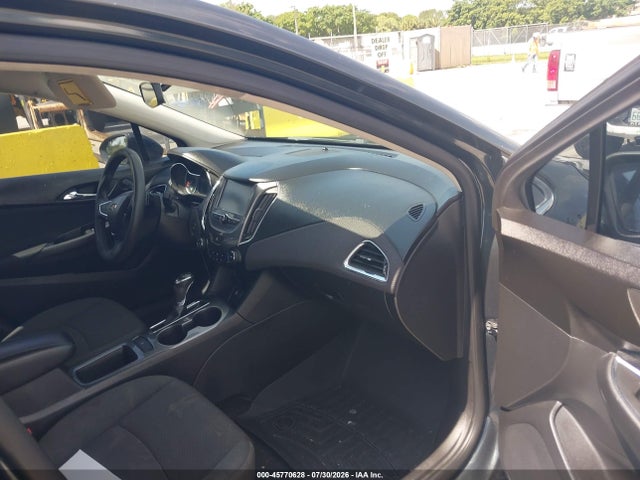 2017 Chevrolet CRUZE LT AUTO photo 5