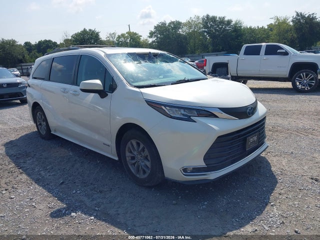 2021 TOYOTA SIENNA XLE