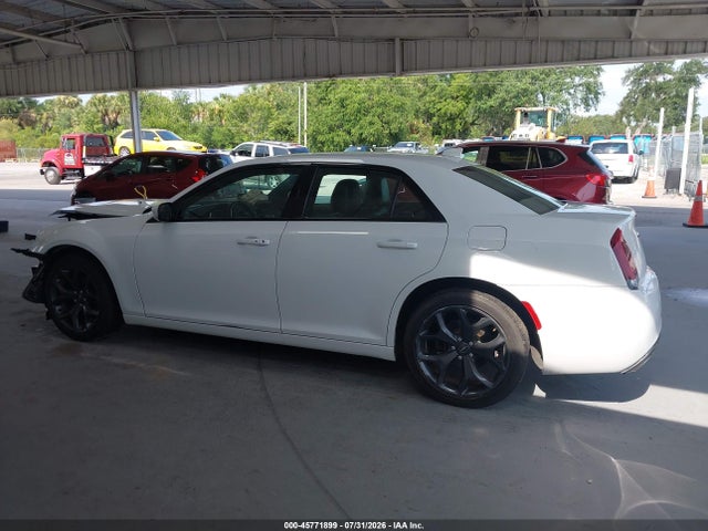 صورة 15 لـ 2021 Chrysler 300 300S