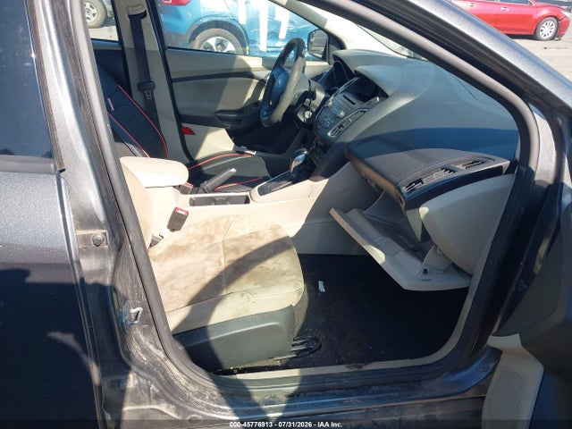 2017 FORD FOCUS SE photo 5