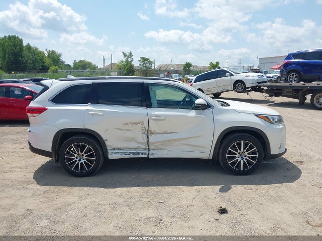 2017 TOYOTA HIGHLANDER SE 13