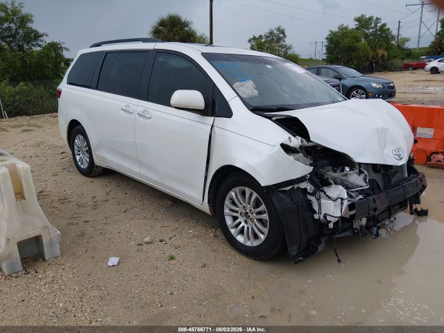 2015 TOYOTA SIENNA XLE 8 PASSENGER